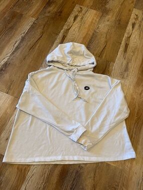 The Beyouty Clun White Hoodie with Embroidered Lip Detail